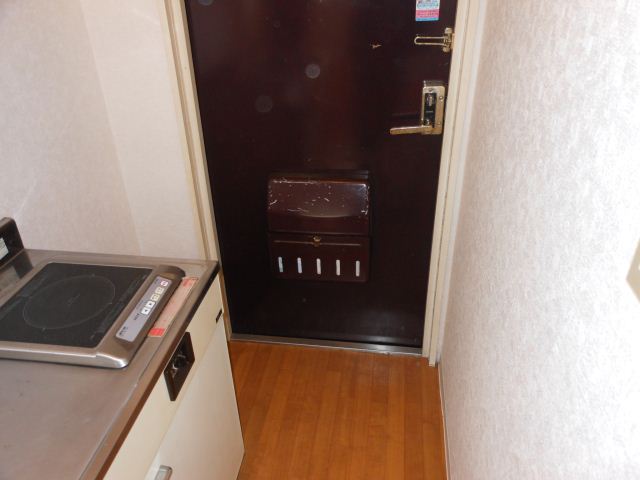 Living and room. Windows are two certain rooms ☆