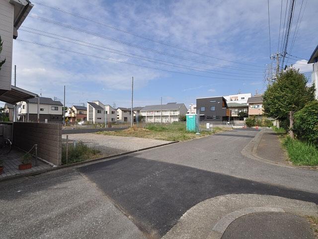 Local photos, including front road. Contact road situation