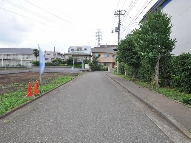 Local photos, including front road. Contact road situation