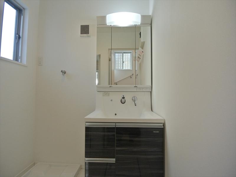 Wash basin, toilet. Local (10 May 2013) Shooting