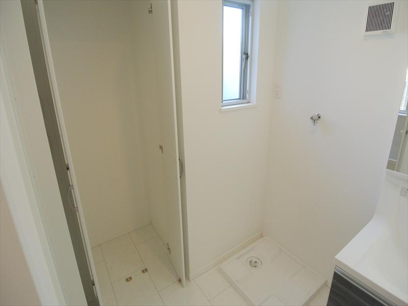 Wash basin, toilet. Local (10 May 2013) Shooting