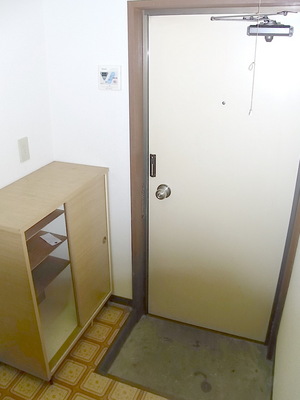 Entrance. Entrance ・ Shoebox