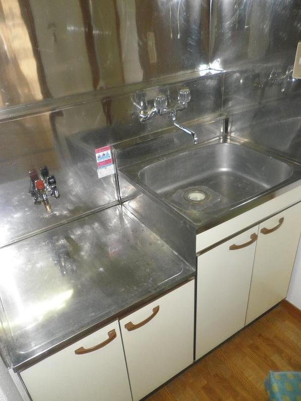 Kitchen. Gas stove 2 burners can be installed