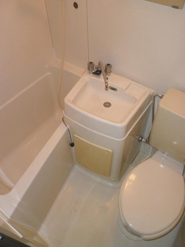 Bath. Clean unit bus