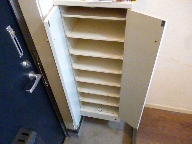 Entrance. Entrance with a shoebox to enter a lot