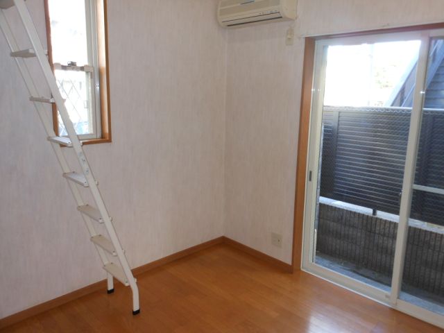 Living and room. Bright and airy good two-plane daylight