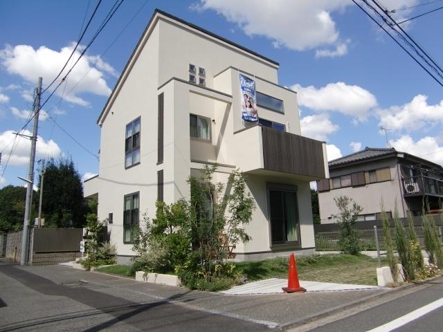 Local appearance photo. Ideally situated in the southwest corner lot. This modern appearance since was built as a model house. There is also a garden space.