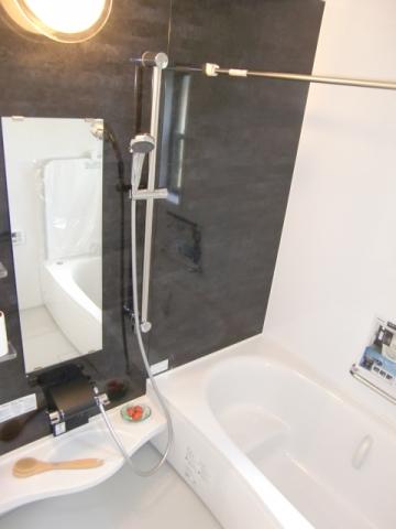 Bathroom. It is with a bathroom dryer. Long mirror, Slide hook, Senior specification such as spray nozzle.