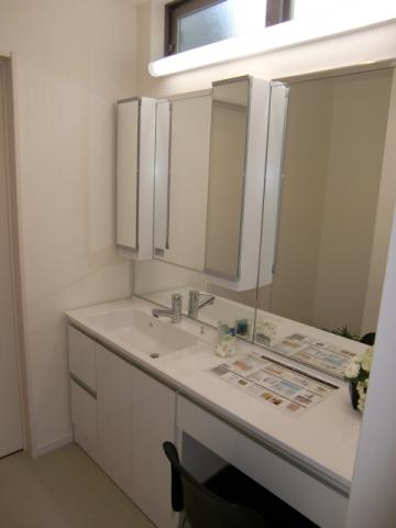 Wash basin, toilet. Is a powder room. Front mirror-clad and is a three-sided mirrors and overwhelming state.