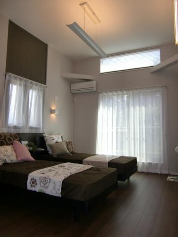 Non-living room. It is the east side Western-style that can be used in the main bedroom. It has become a high ceiling and open space with indirect lighting.