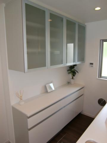 Receipt. The kitchen is behind marked with a cupboard. In excellent storage capacity, It is a look may be.