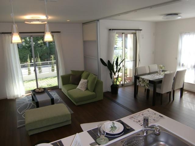 Living. Transformed into a LDK of about 18 pledge, combined with the west side of the Western-style!