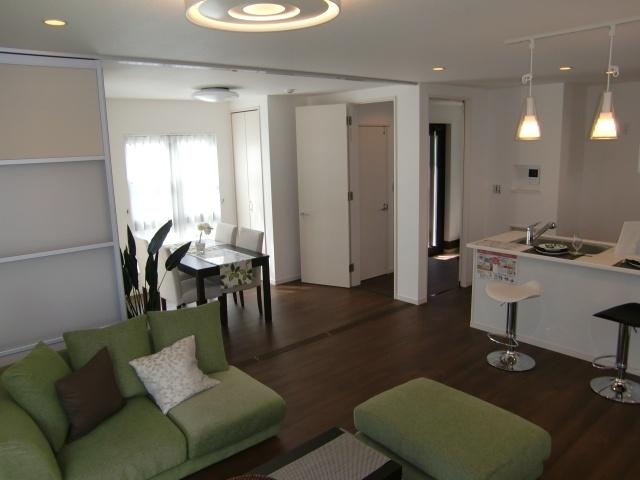 Living. We saw a living from the south. Sense of openness for the open kitchen is different.