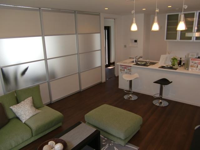 Living. Door of the West Western-style skeleton type. Space does not feel narrow, It is very handy because it is slid fully opened.