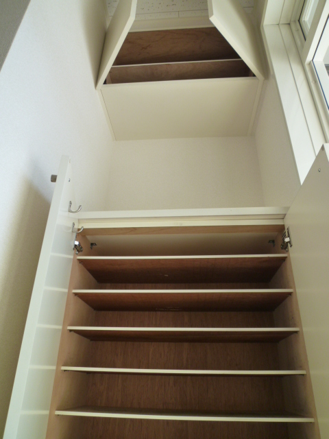 Entrance. Shoe box can store plenty, Peace of mind