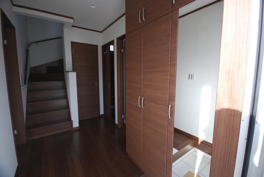 Entrance. Seller same specifications