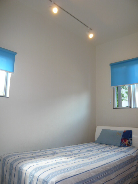 Living and room. 6 Pledge Western-style