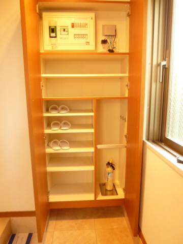 Entrance. Shoebox plenty