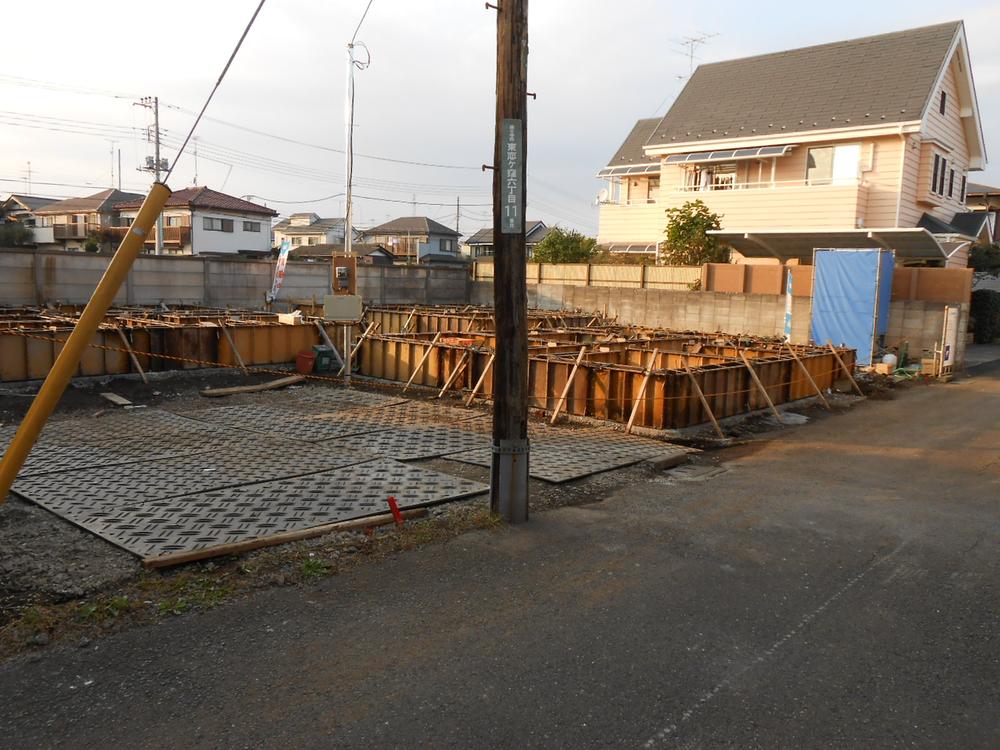 Local photos, including front road. November shooting