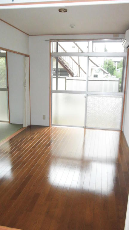 Living and room. Floor now also clean