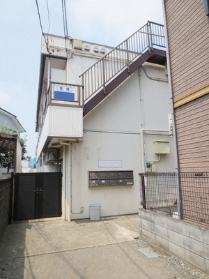 Building appearance. Station near