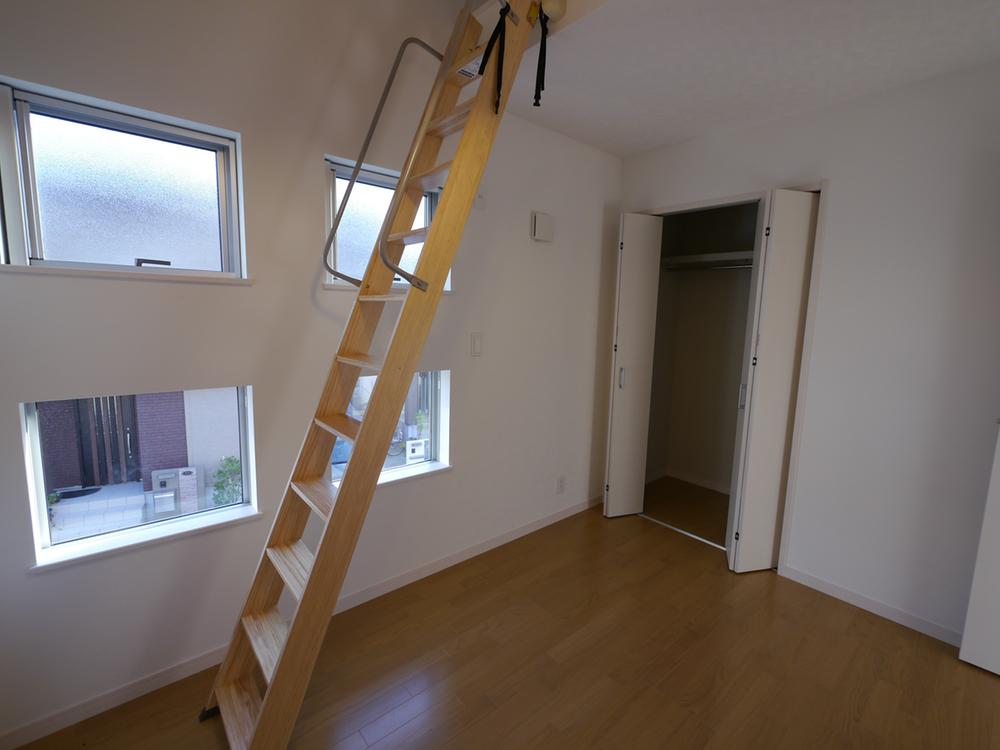 Non-living room. Room 1, It is also equipped loft.