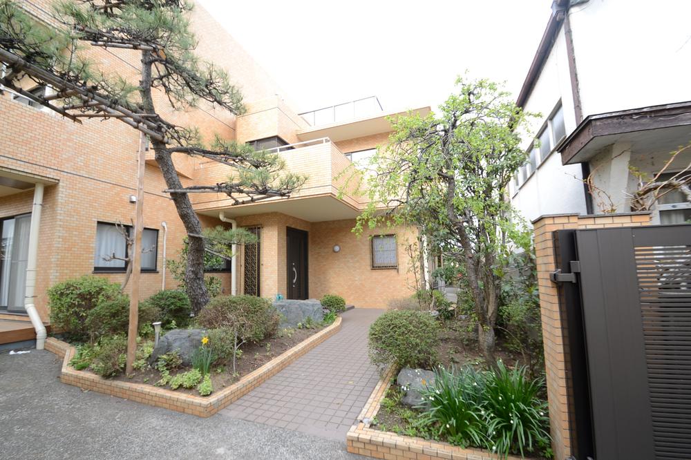 Local appearance photo. Two Family Friendly House sensation Mansion