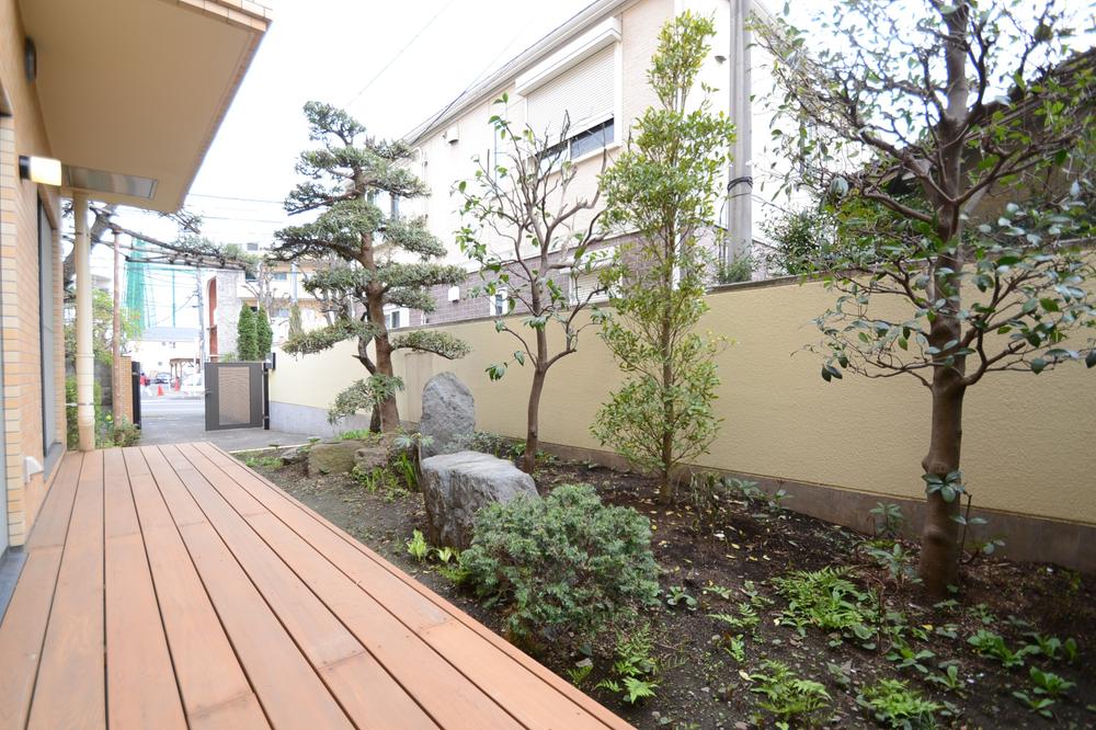 Garden. Wood deck about 5.3 quires a garden