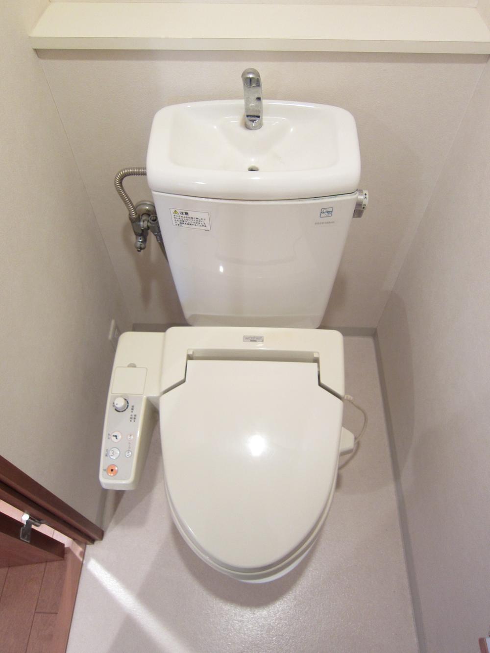 Toilet. Indoor (11 May 2013) Shooting