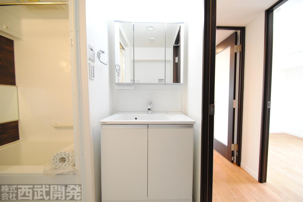 Wash basin, toilet. Wash basin with three-sided mirror