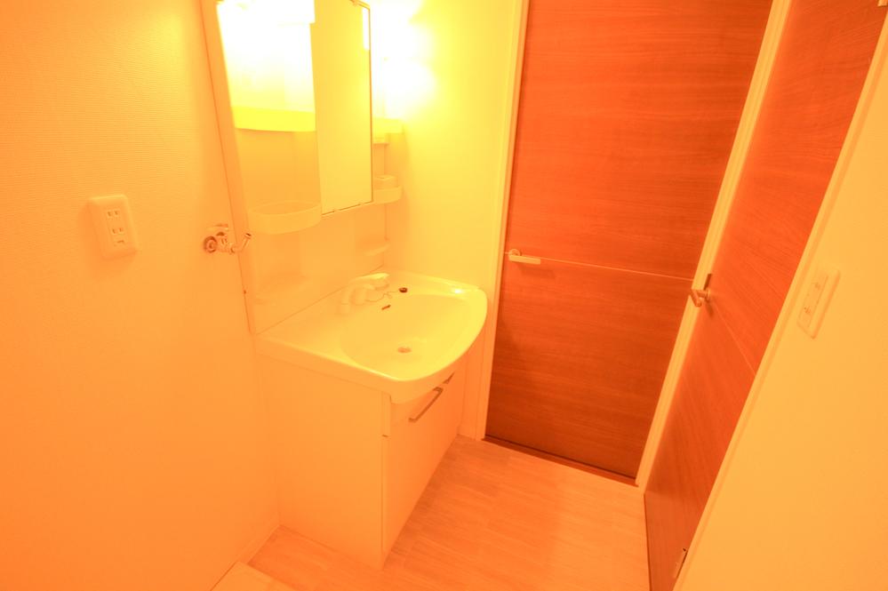 Wash basin, toilet. Indoor (12 May 2013) Shooting