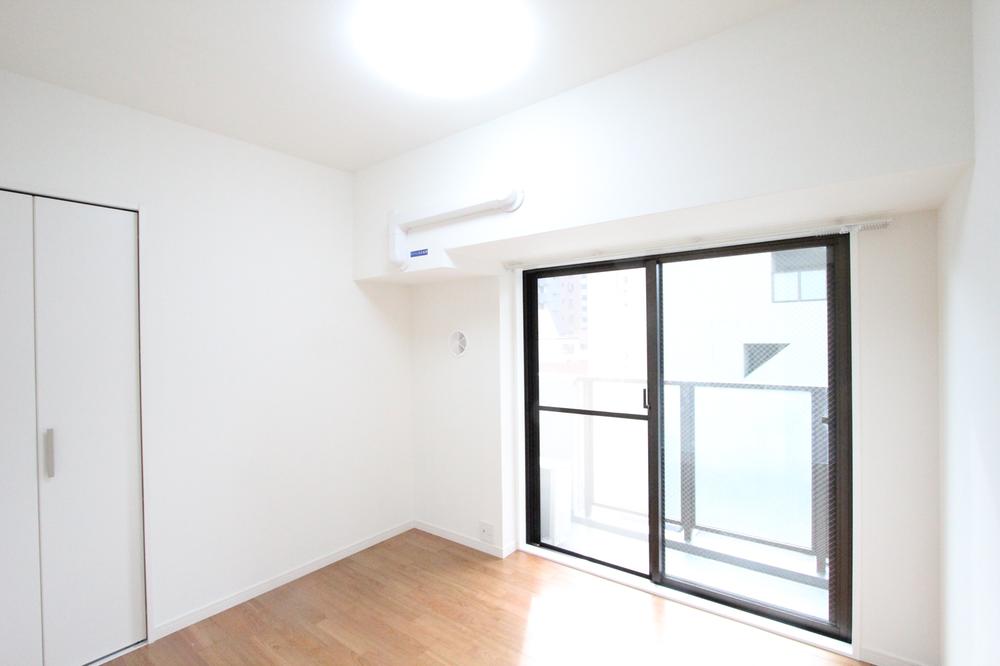 Non-living room. Air conditioning installed in a pre-preceding piping OK