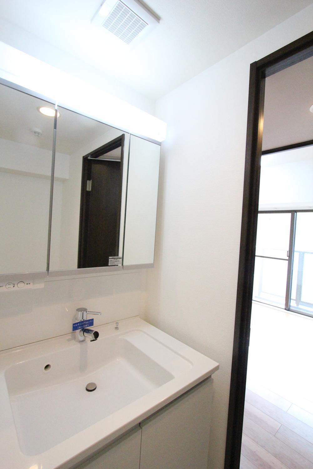 Wash basin, toilet. Washbasin with shower