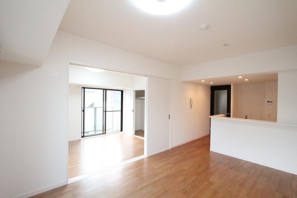 Living. Southwest Corner Room ・ Very bright living room