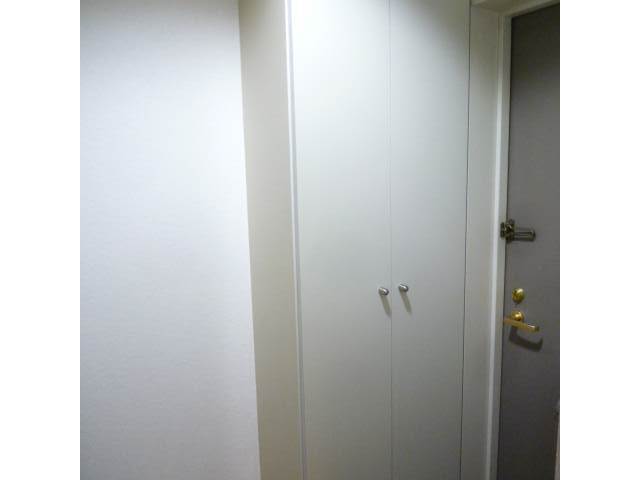 Entrance. Yes shoe box