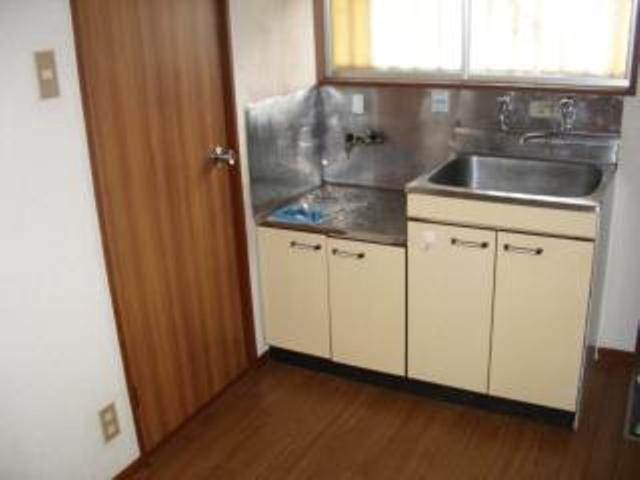 Kitchen. Housed plenty of kitchen