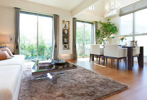 Bright living dining breadth of about 14.9 tatami-drenched sunlight. It further momentum likely to be conversation family in comfort, full of sense of openness. (Sale Models House)