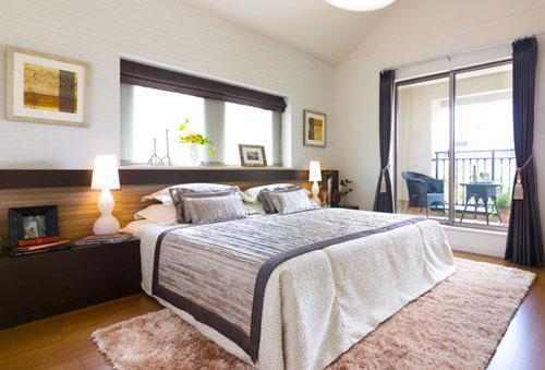 Light and airy main bedroom chroma light from the large windows. It has become a space of peace to leisurely relax in sophisticated room design in the modern. Enhanced walk-in closet is also also installed storage surface. (Sale Models House)