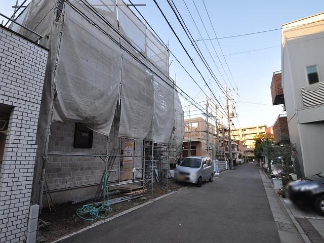 Local photos, including front road. Contact road situation