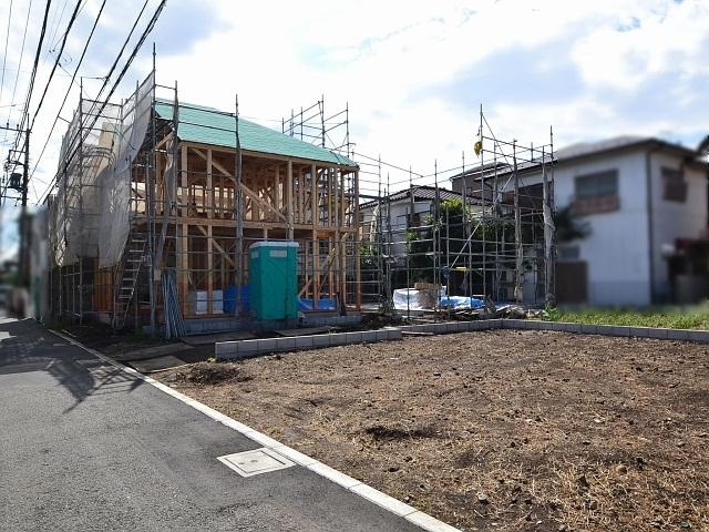 Local photos, including front road. Contact road situation