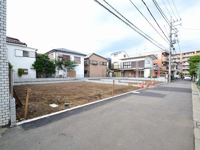 Local photos, including front road. Contact road situation