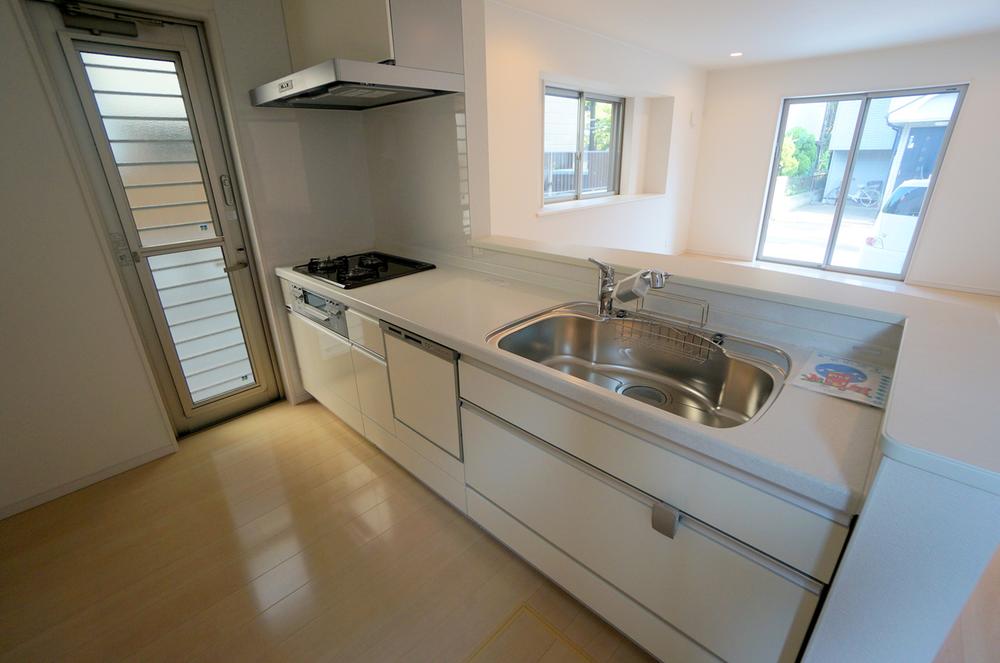 Same specifications photo (kitchen). Seller construction cases