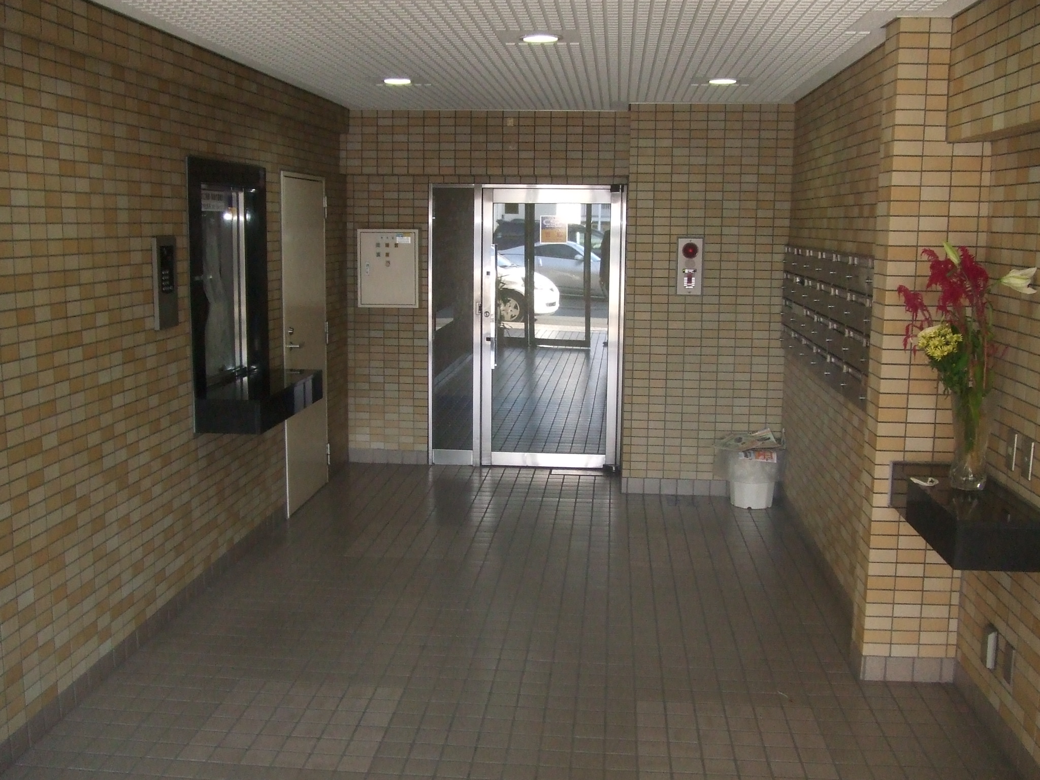 Entrance. Auto-lock with the entrance of the peace of mind