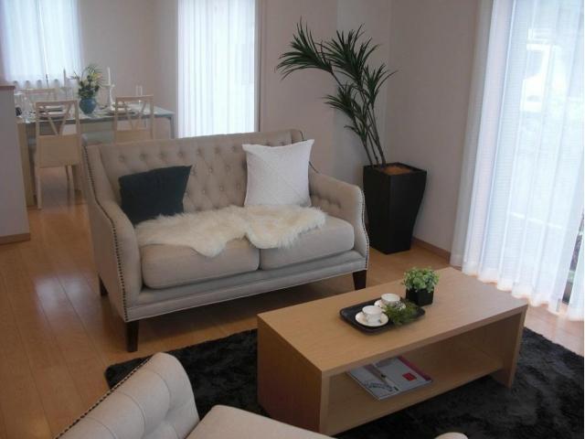 Same specifications photos (living)