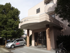 Entrance. Entrance is auto-lock! 