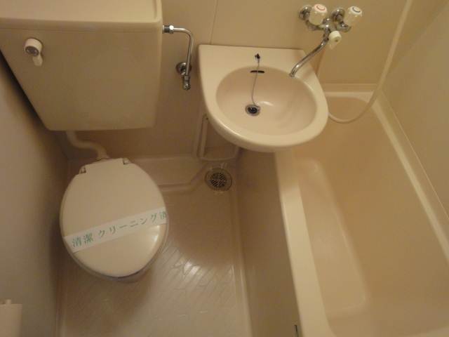 Bath. Cleaning is easy to unit bus