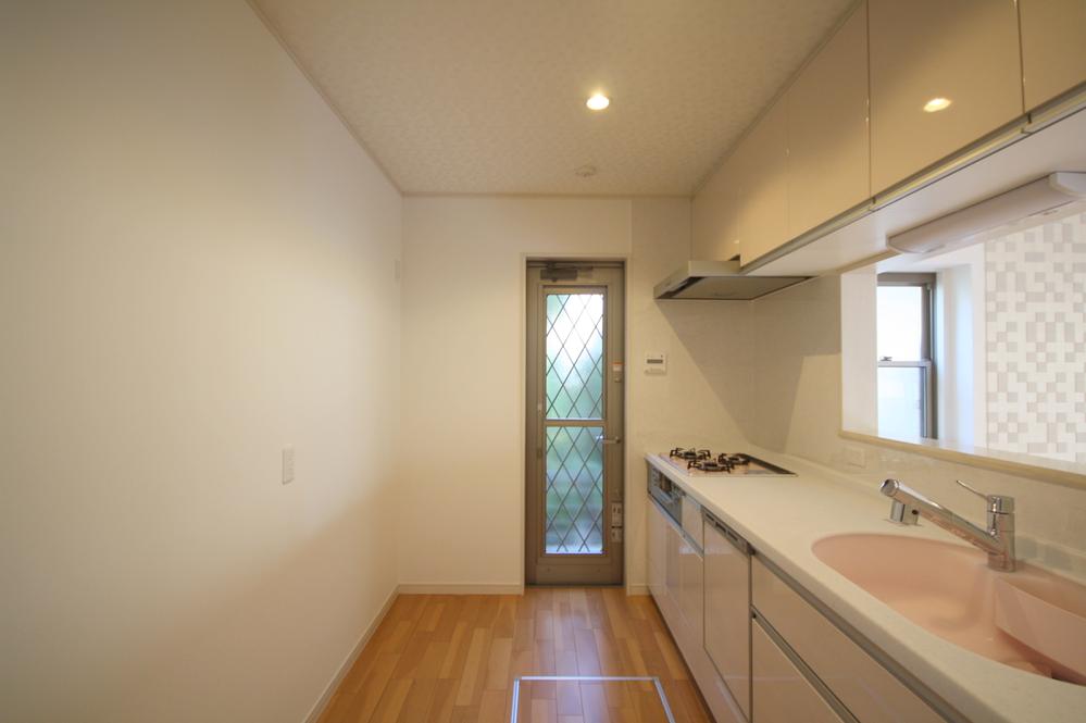 Kitchen. Local Photos