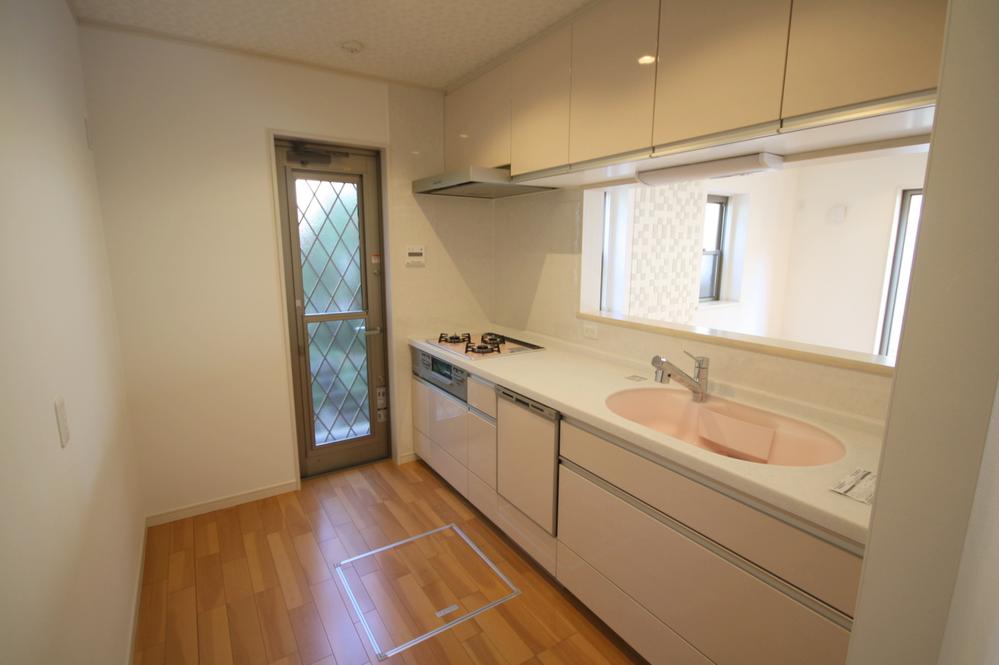 Kitchen. Local Photos