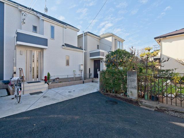 Local photos, including front road. Local (12 May 2013) Shooting