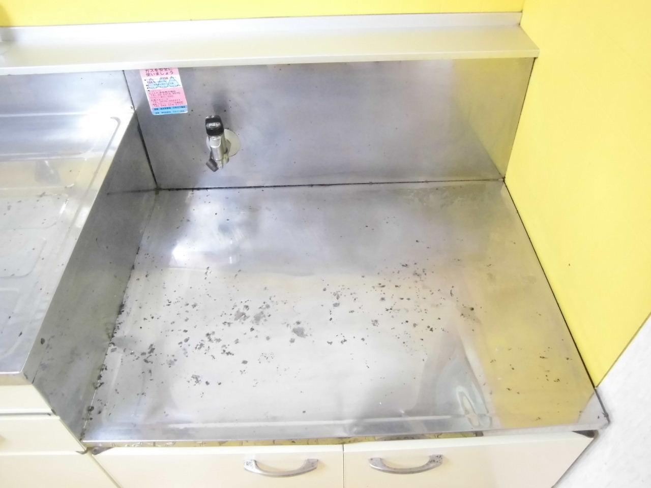 Kitchen. Gas stove 2 burners can be installed